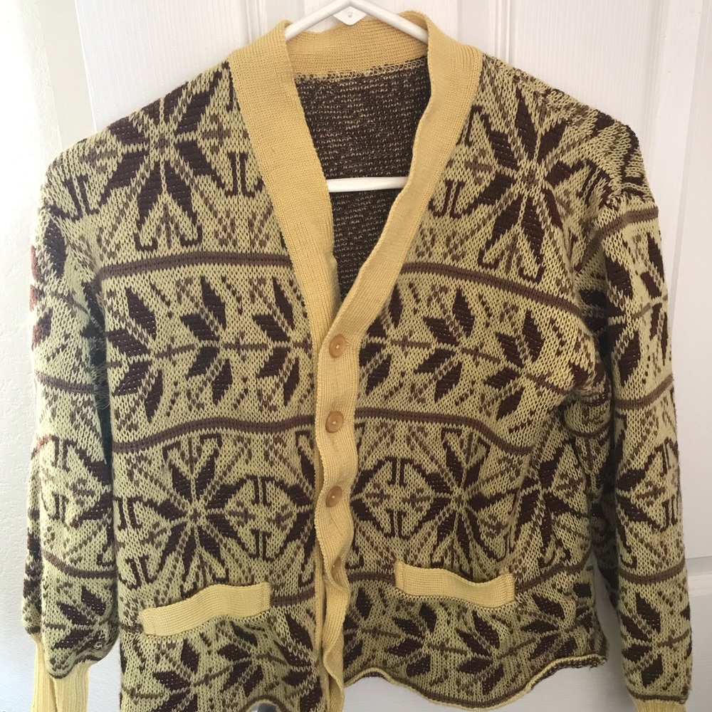 Thrifted find in the south: yellow brown snowflake pattern cropped sweater